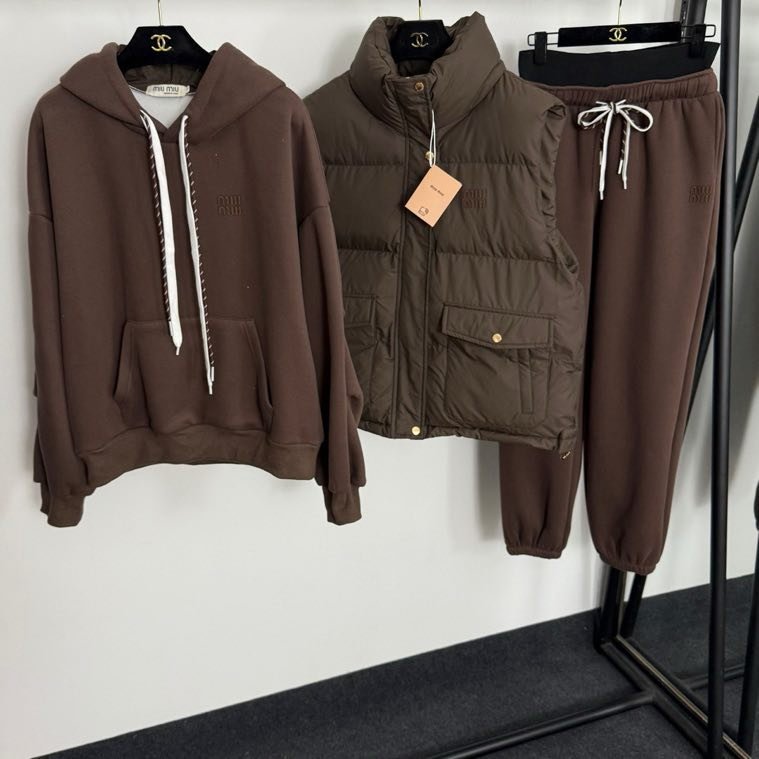 Костюм жіночий