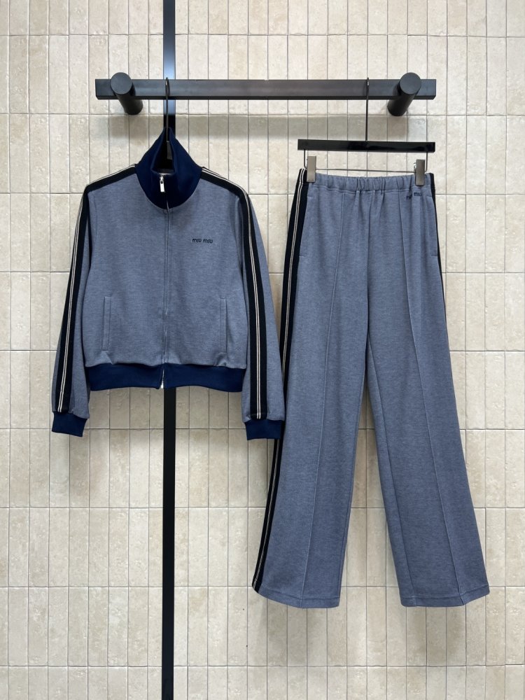 Костюм женский