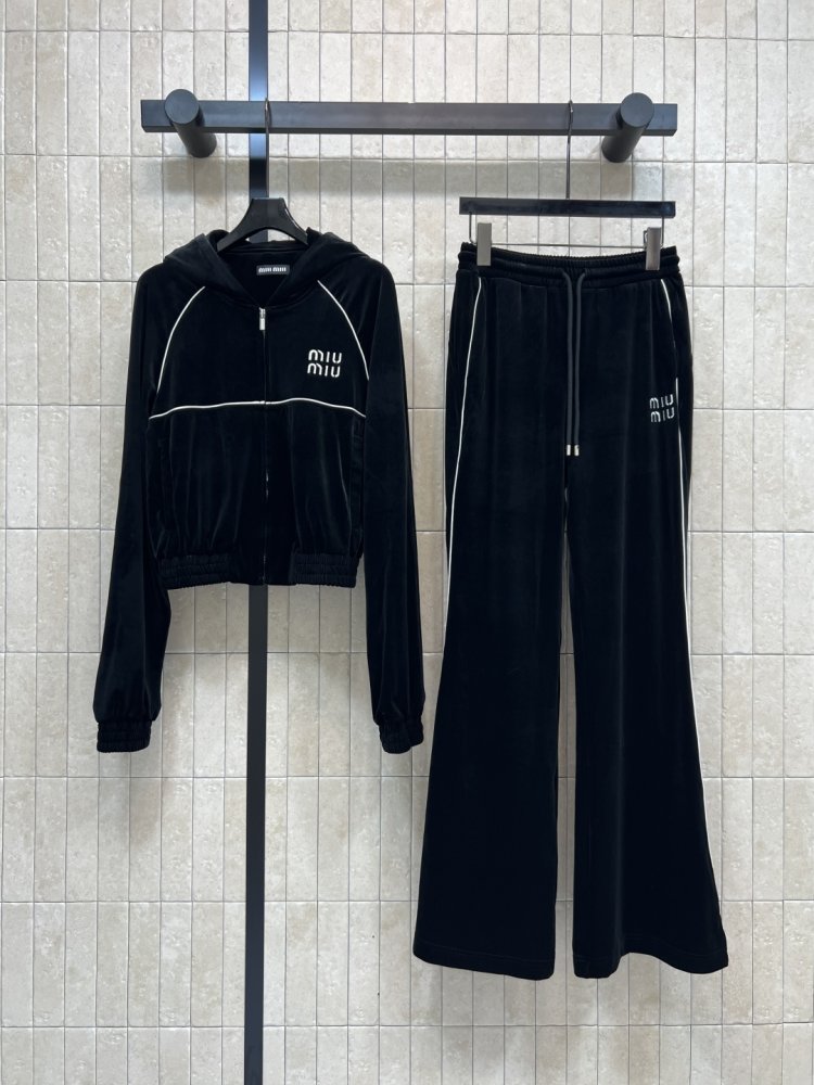 Костюм женский