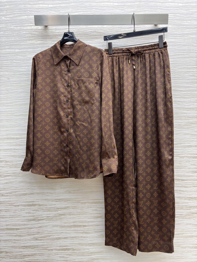 Костюм жіночий