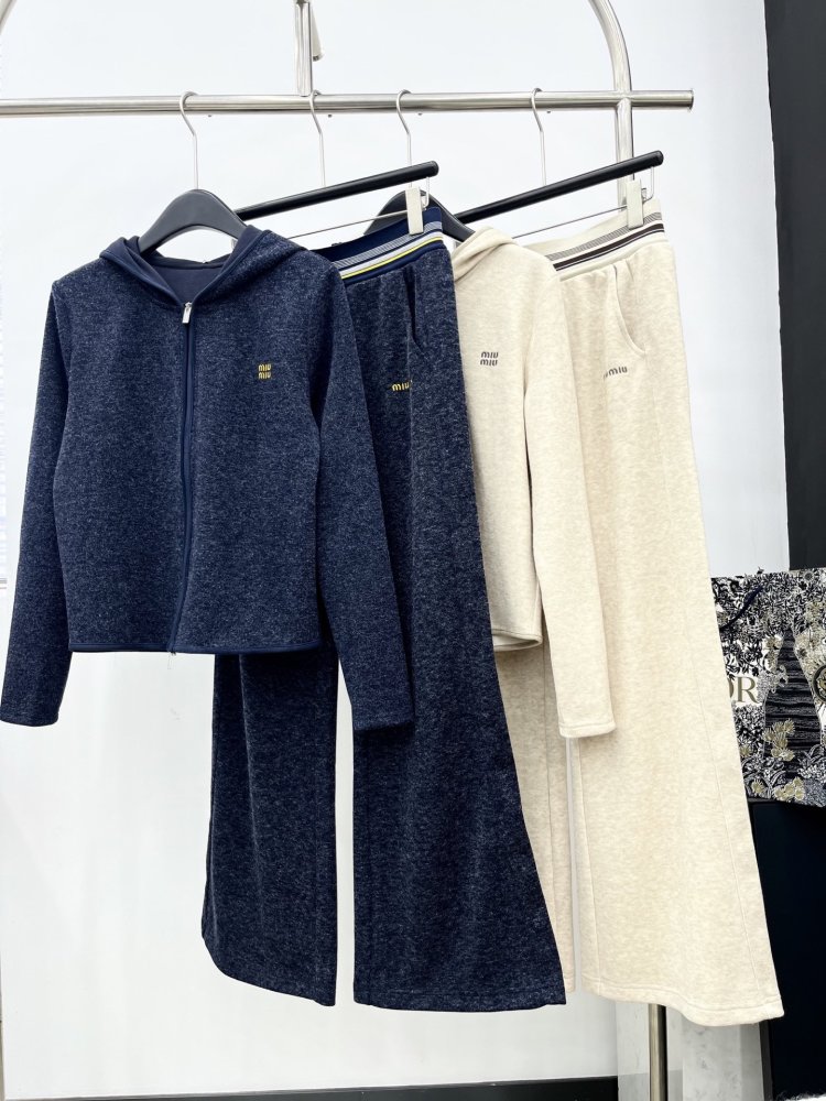 Костюм жіночий