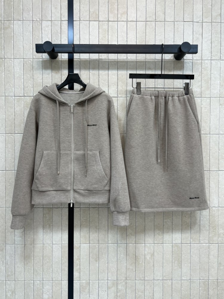 Костюм жіночий