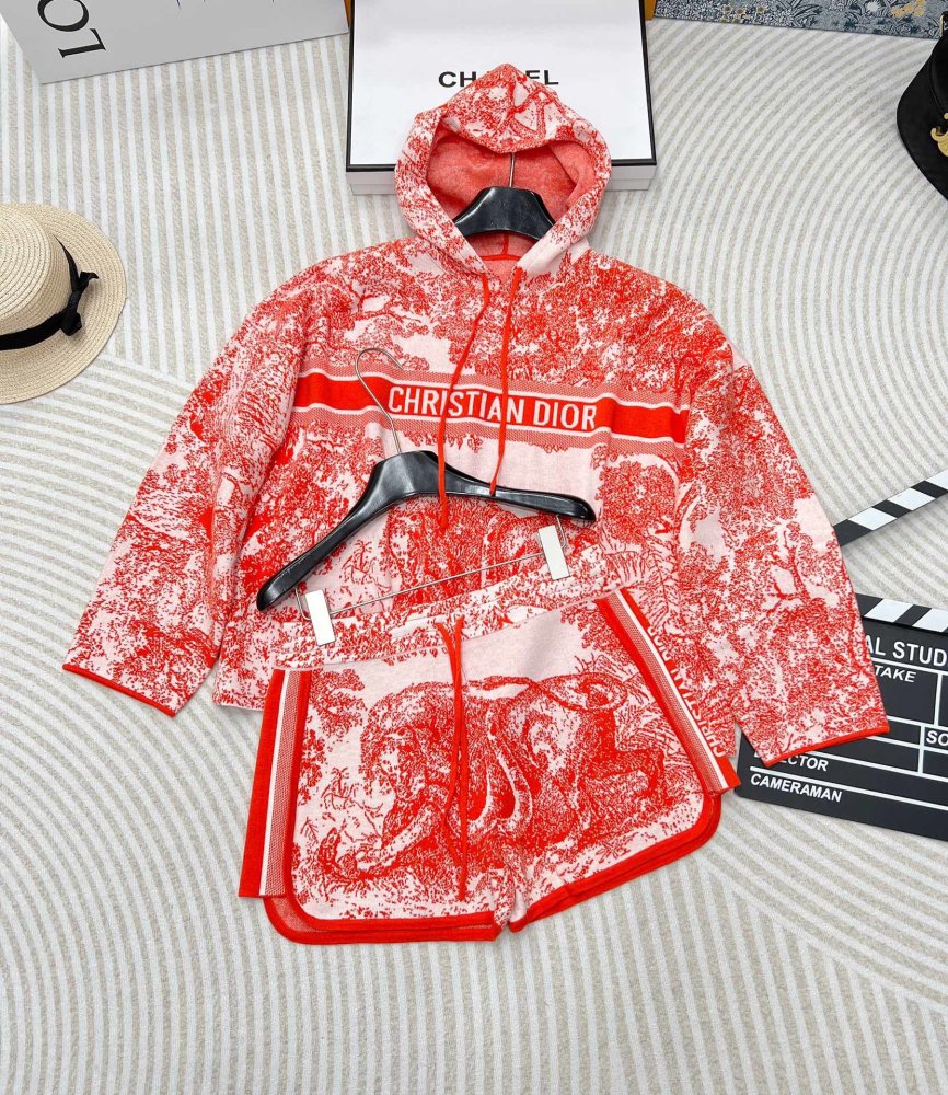 Костюм жіночий