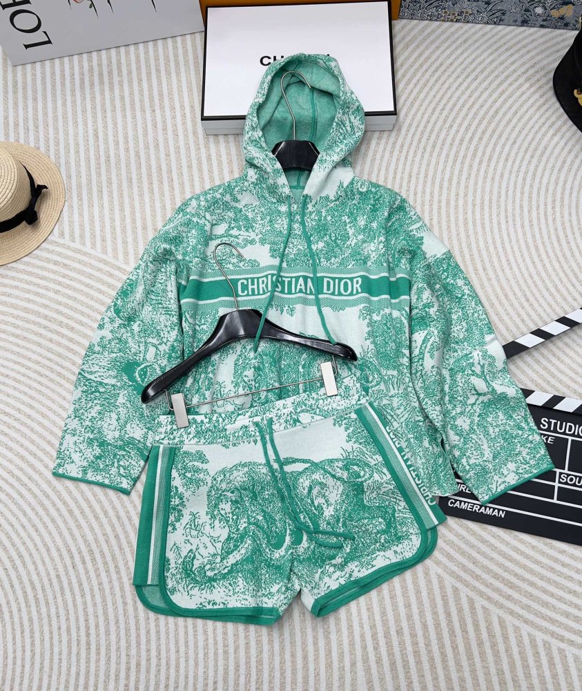 Костюм жіночий