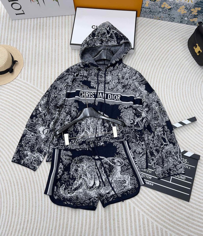 Костюм жіночий