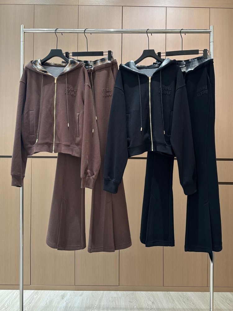 Костюм жіночий