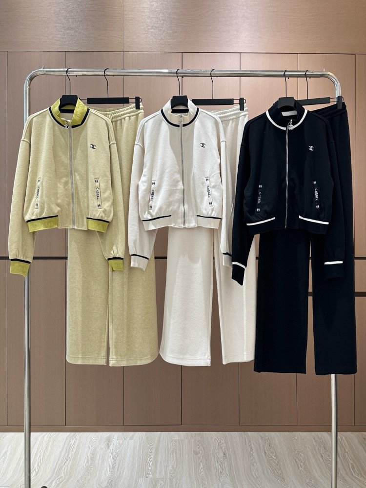 Костюм жіночий