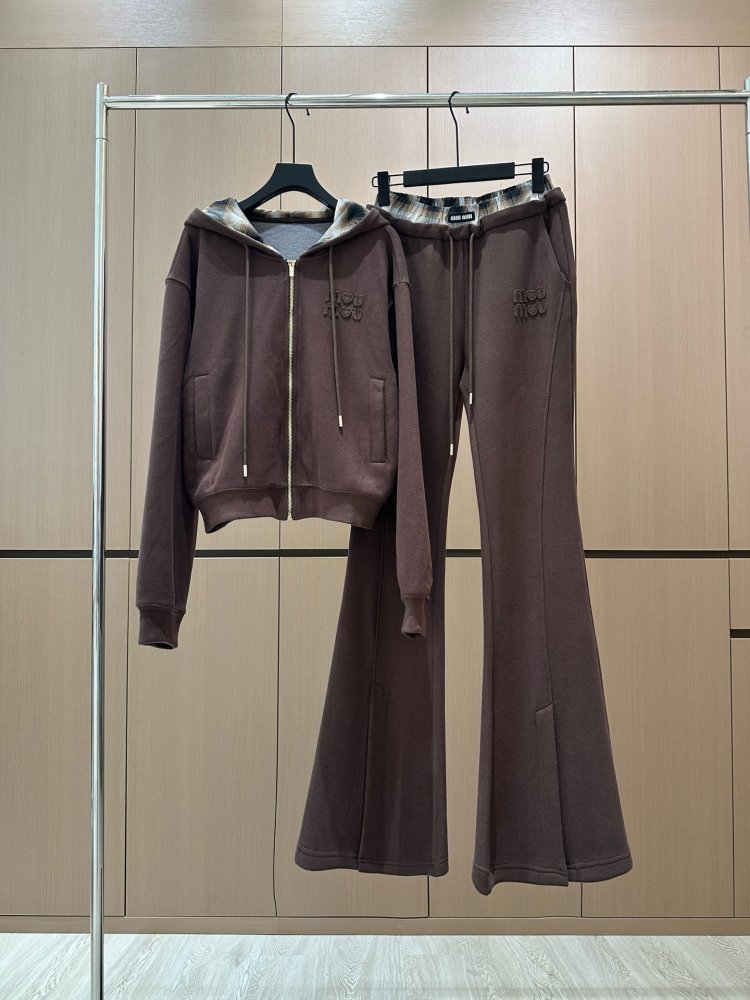 Костюм женский