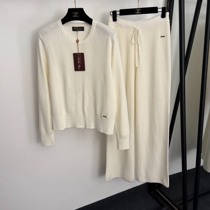 Костюм жіночий