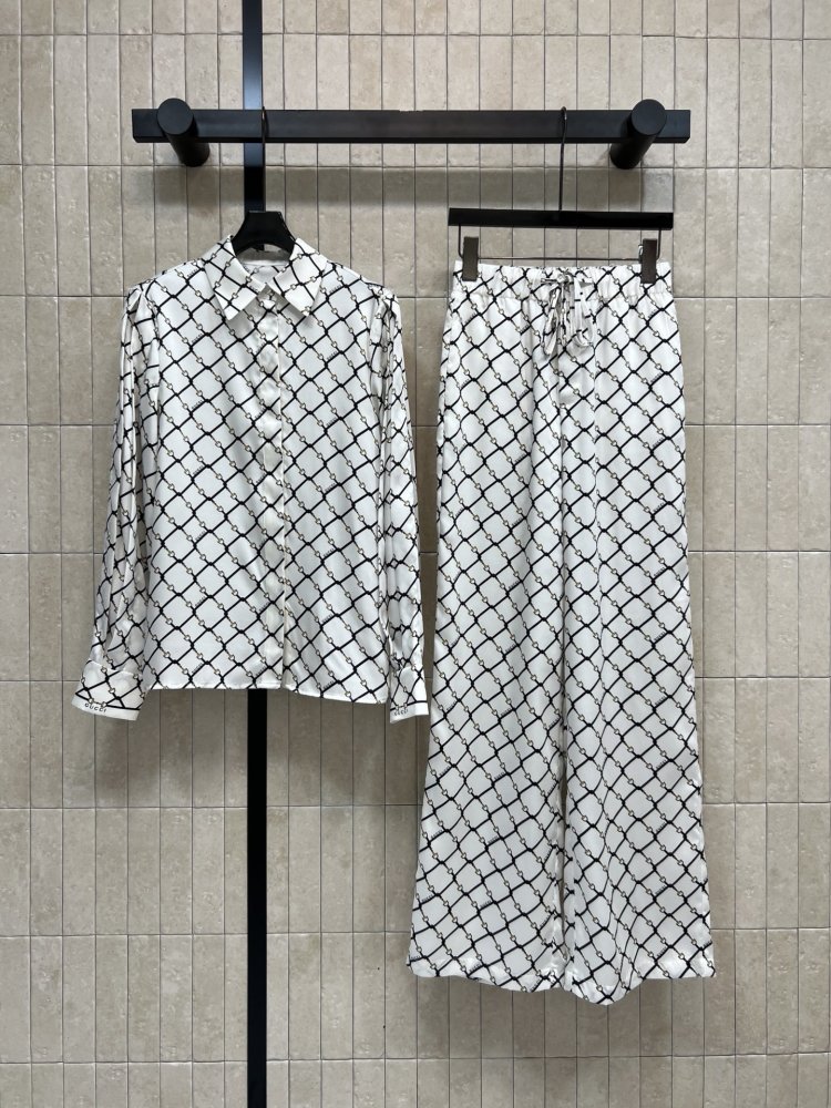 Костюм женский