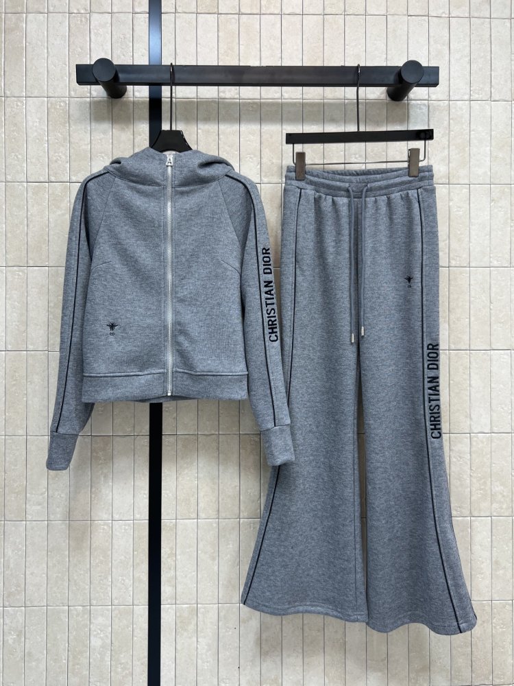 Костюм жіночий