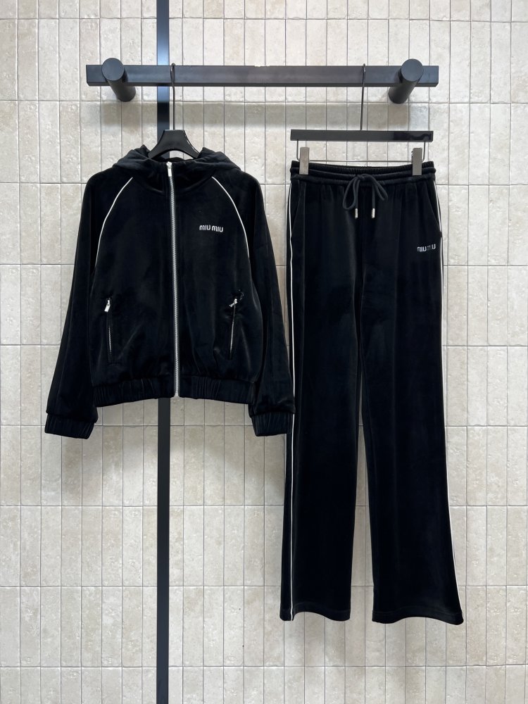 Костюм жіночий