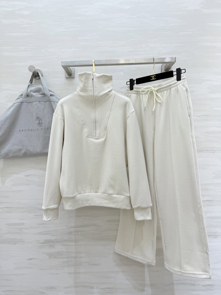 Костюм женский