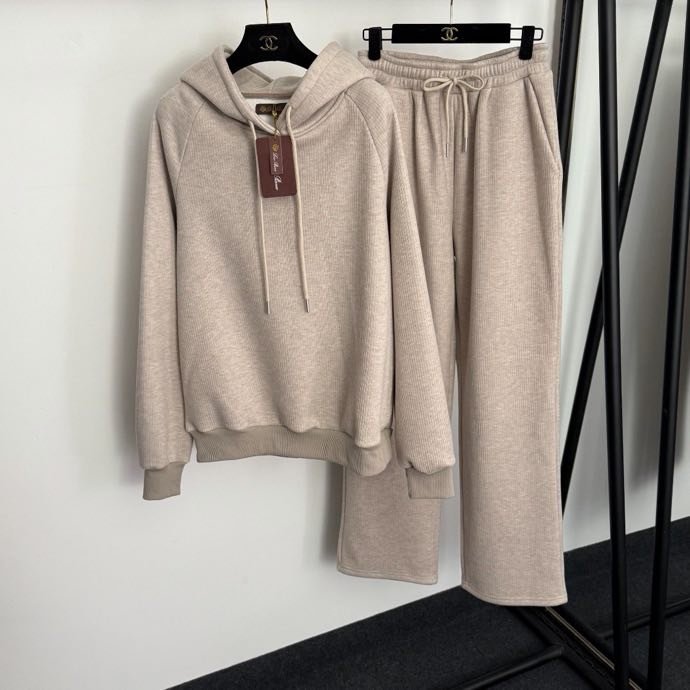 Костюм женский