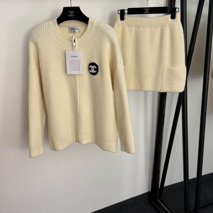 Костюм женский