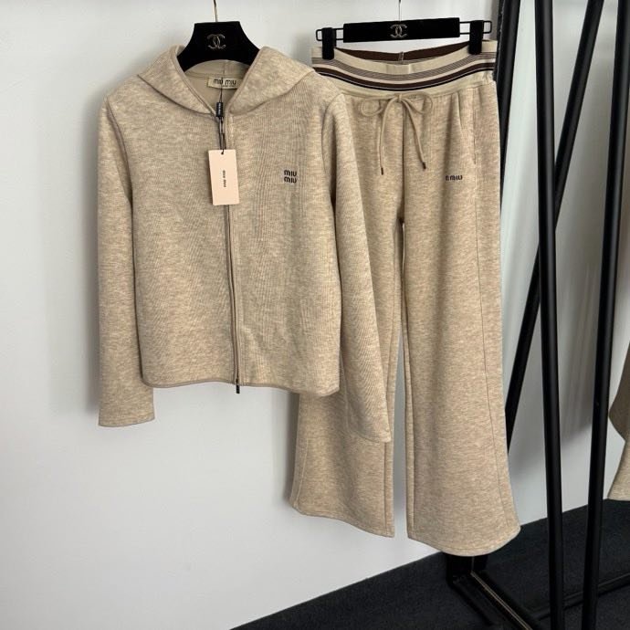 Костюм женский