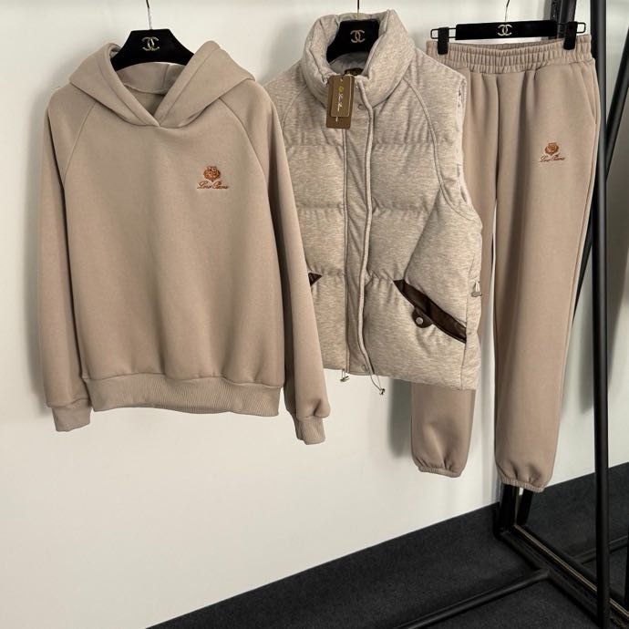 Костюм женский