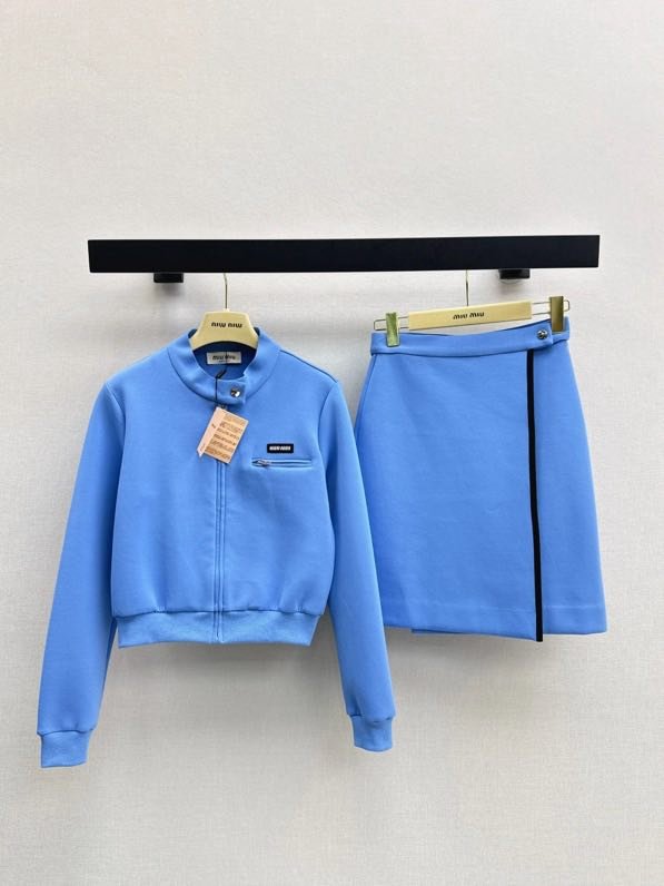 Костюм жіночий