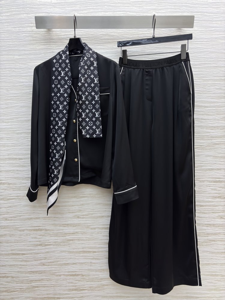 Костюм женский