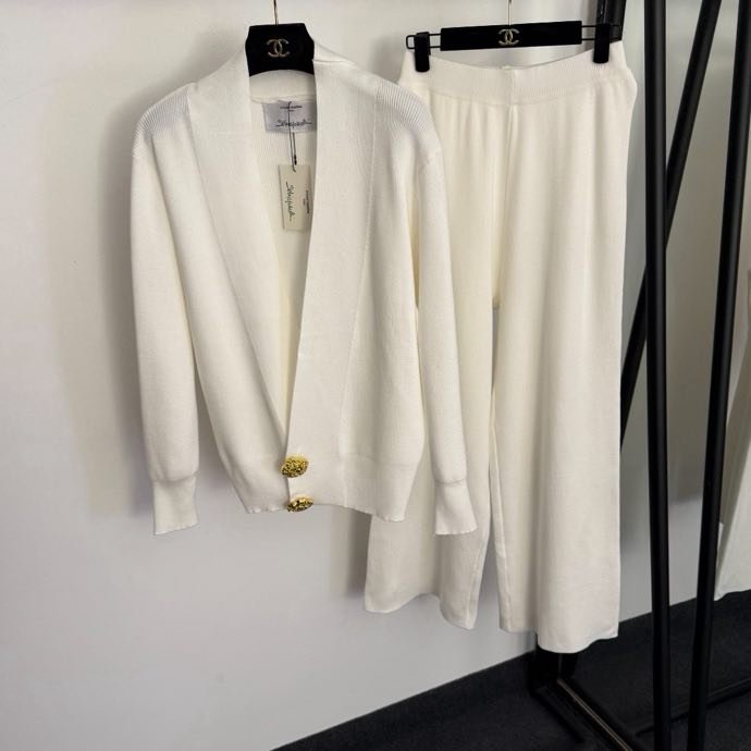 Костюм женский