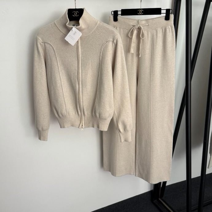 Костюм женский