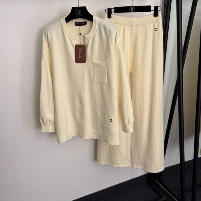 Костюм жіночий