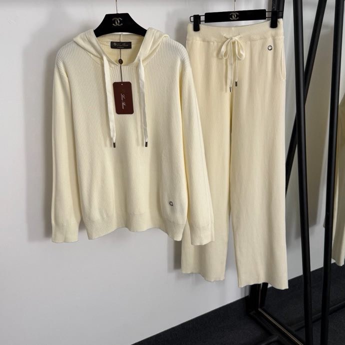 Костюм жіночий