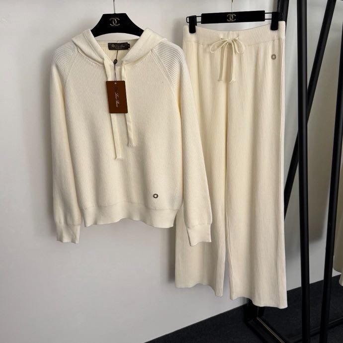 Костюм жіночий