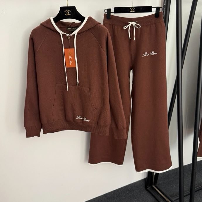 Костюм жіночий