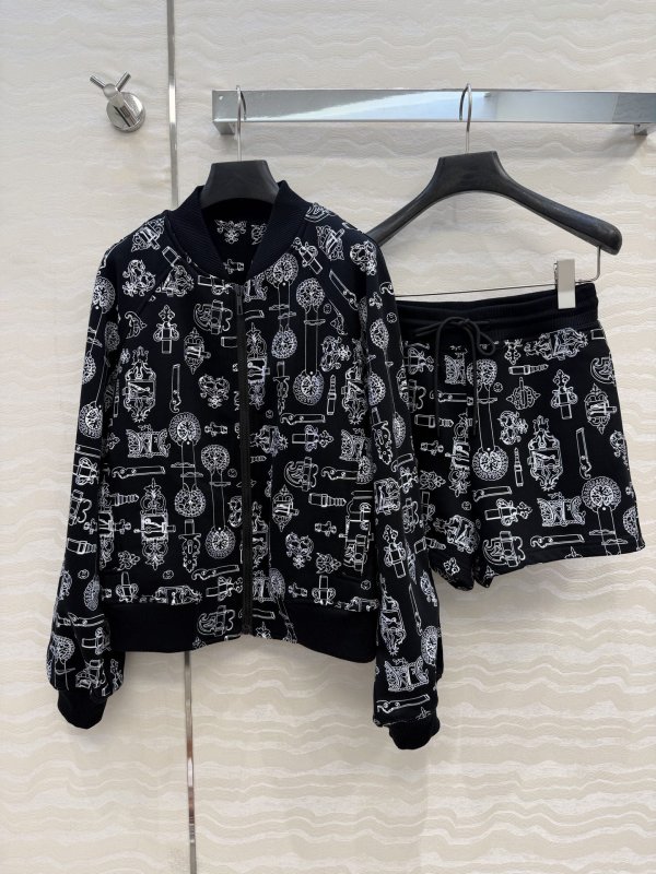 Костюм женский