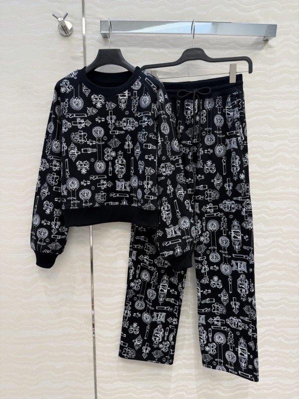 Костюм женский