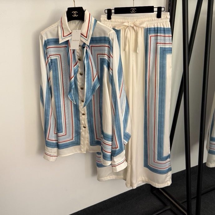 Костюм женский