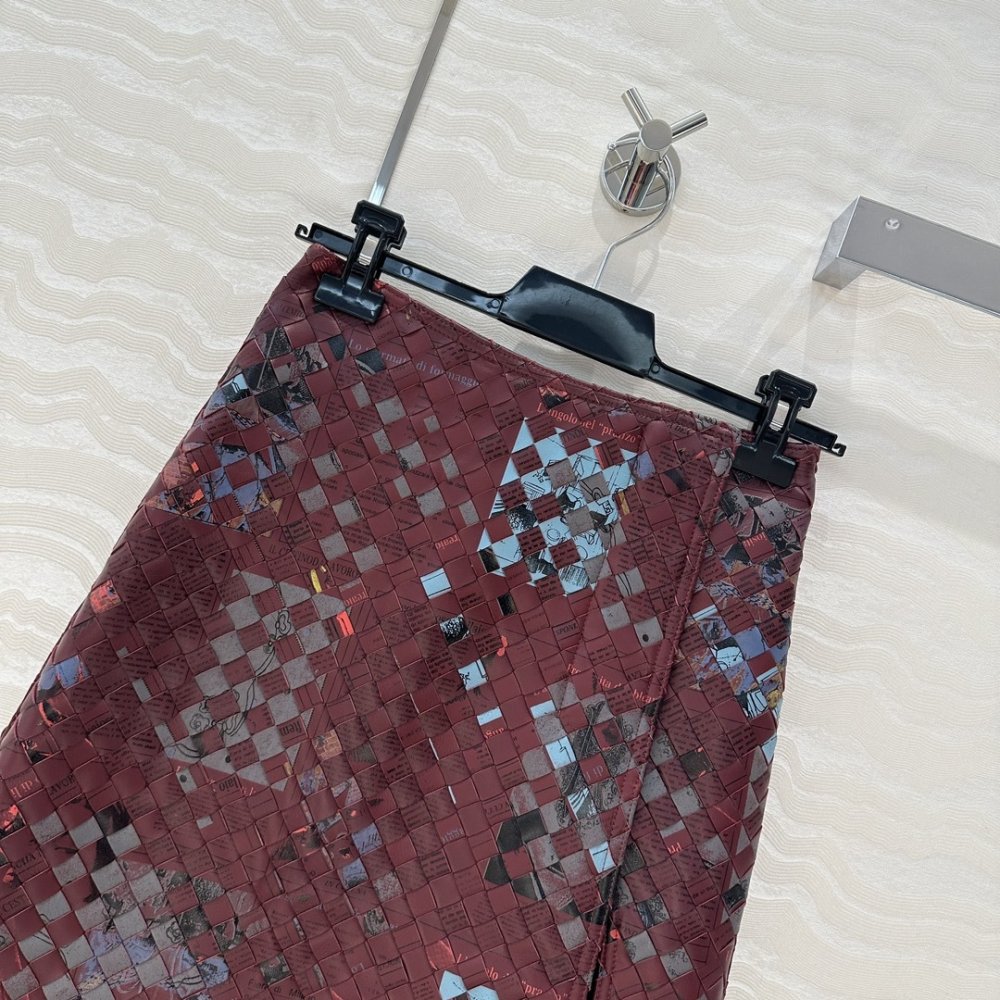 Шкіряна спідниця з розрізами фото 2