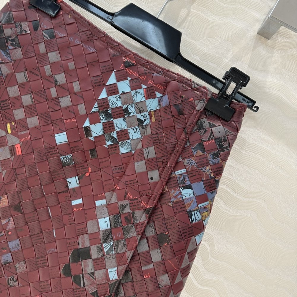 Шкіряна спідниця з розрізами фото 3