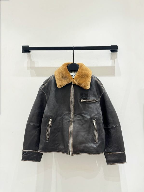 Кожаная куртка с меховым воротником