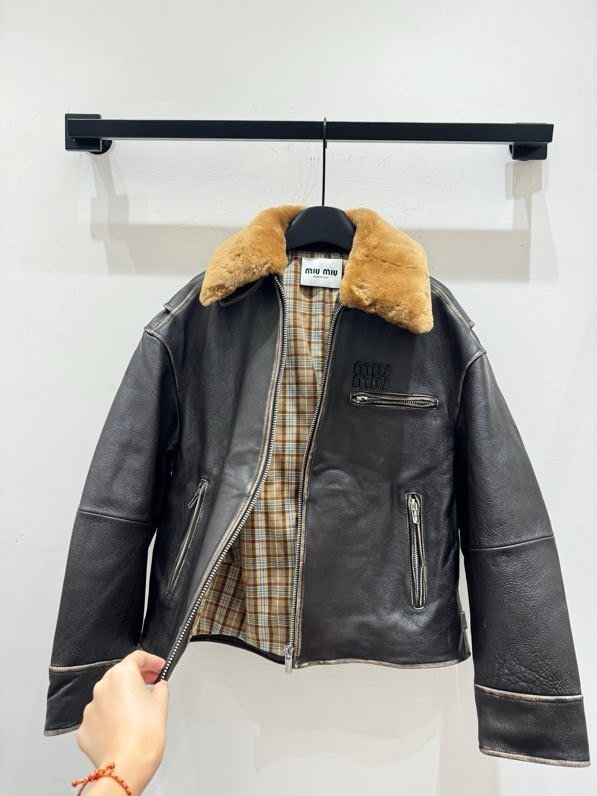 Кожаная куртка с меховым воротником фото 9