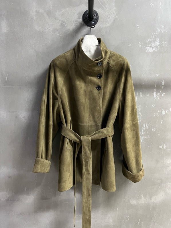 Кожаная куртка женская с отворотом и облегающим кроем