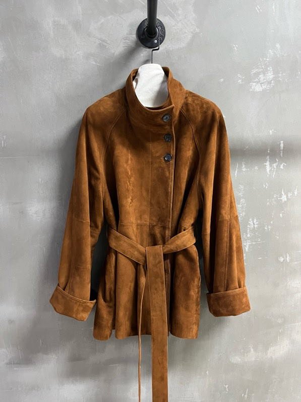 Кожаная куртка женская с отворотом и облегающим кроем