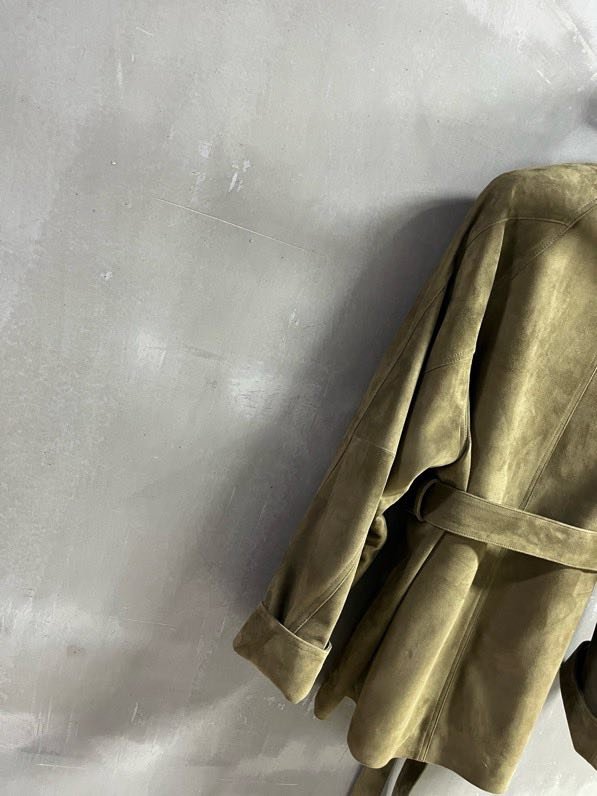 Кожаная куртка женская с отворотом и облегающим кроем фото 2