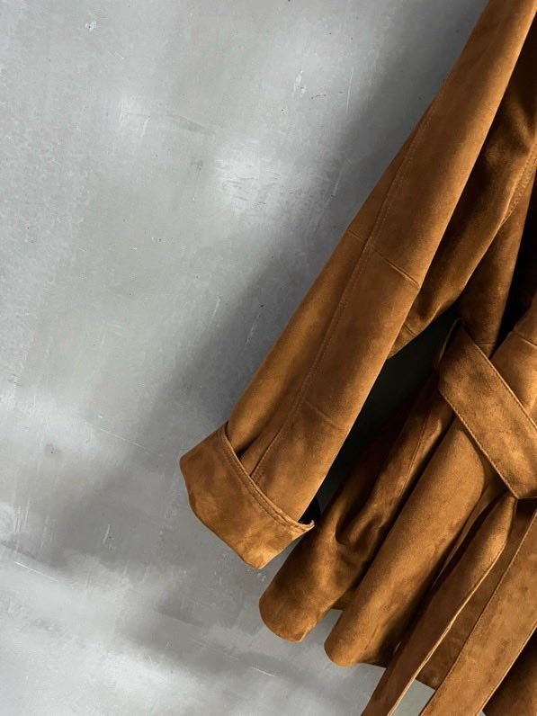 Кожаная куртка женская с отворотом и облегающим кроем фото 2