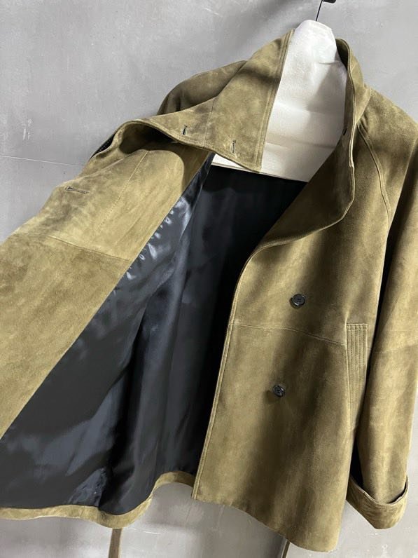 Кожаная куртка женская с отворотом и облегающим кроем фото 3