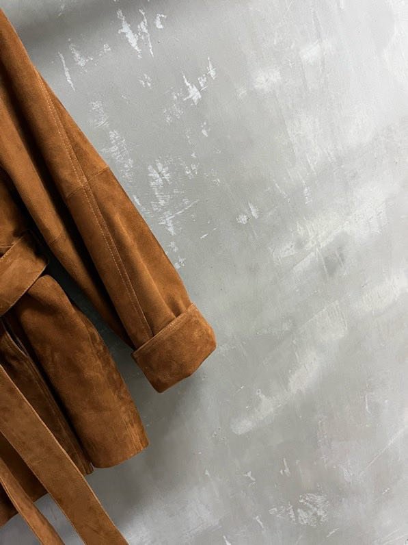 Кожаная куртка женская с отворотом и облегающим кроем фото 3