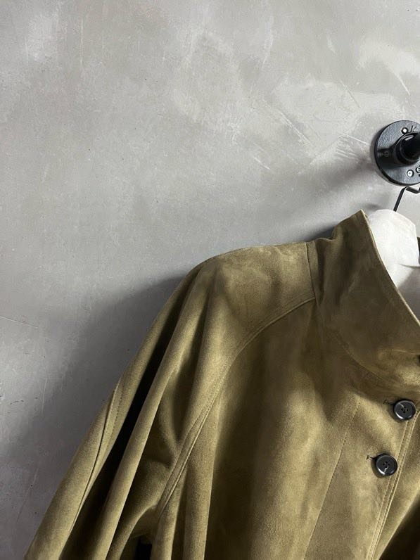 Кожаная куртка женская с отворотом и облегающим кроем фото 4