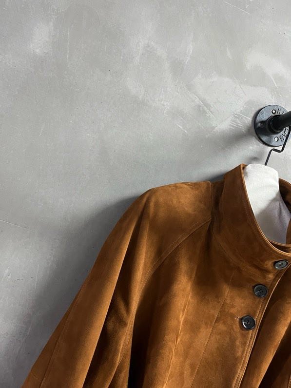 Кожаная куртка женская с отворотом и облегающим кроем фото 4