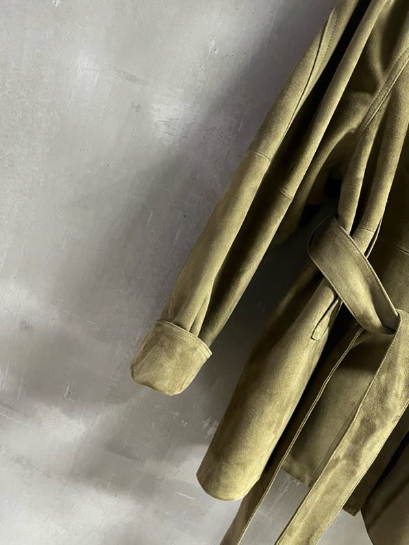 Кожаная куртка женская с отворотом и облегающим кроем фото 5