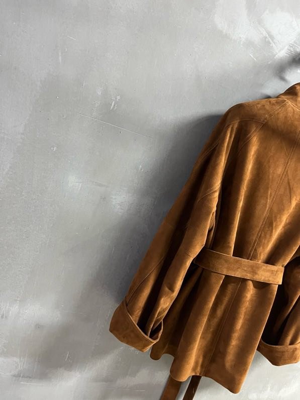 Кожаная куртка женская с отворотом и облегающим кроем фото 5