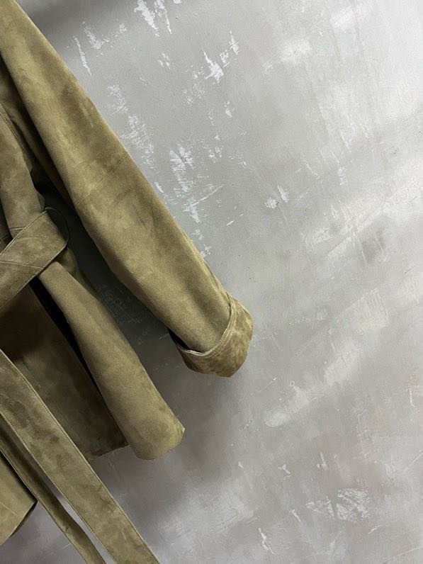 Кожаная куртка женская с отворотом и облегающим кроем фото 6