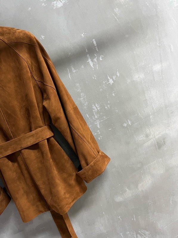 Кожаная куртка женская с отворотом и облегающим кроем фото 6