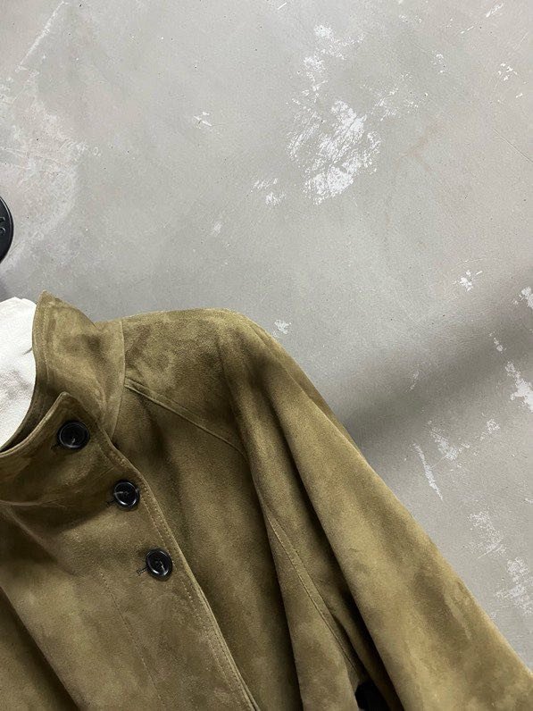 Кожаная куртка женская с отворотом и облегающим кроем фото 7