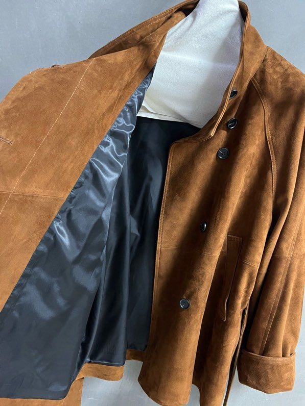 Кожаная куртка женская с отворотом и облегающим кроем фото 7